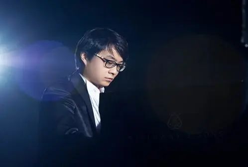 宋思衡的“宅抗疫” | 挑战主播、筹集口罩、闭关作曲，这位取消了20场演出的钢琴家原来这么忙！