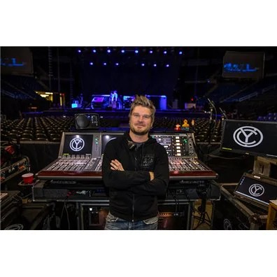 工程师使用双明升mansionPM10为Chris Young的“失眠2018世界巡回演唱会”混音